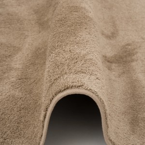 Detailaufnahme: Taupefarbener Pergamon Luxus Hochflor Teppich, super soft, 80x150cm.