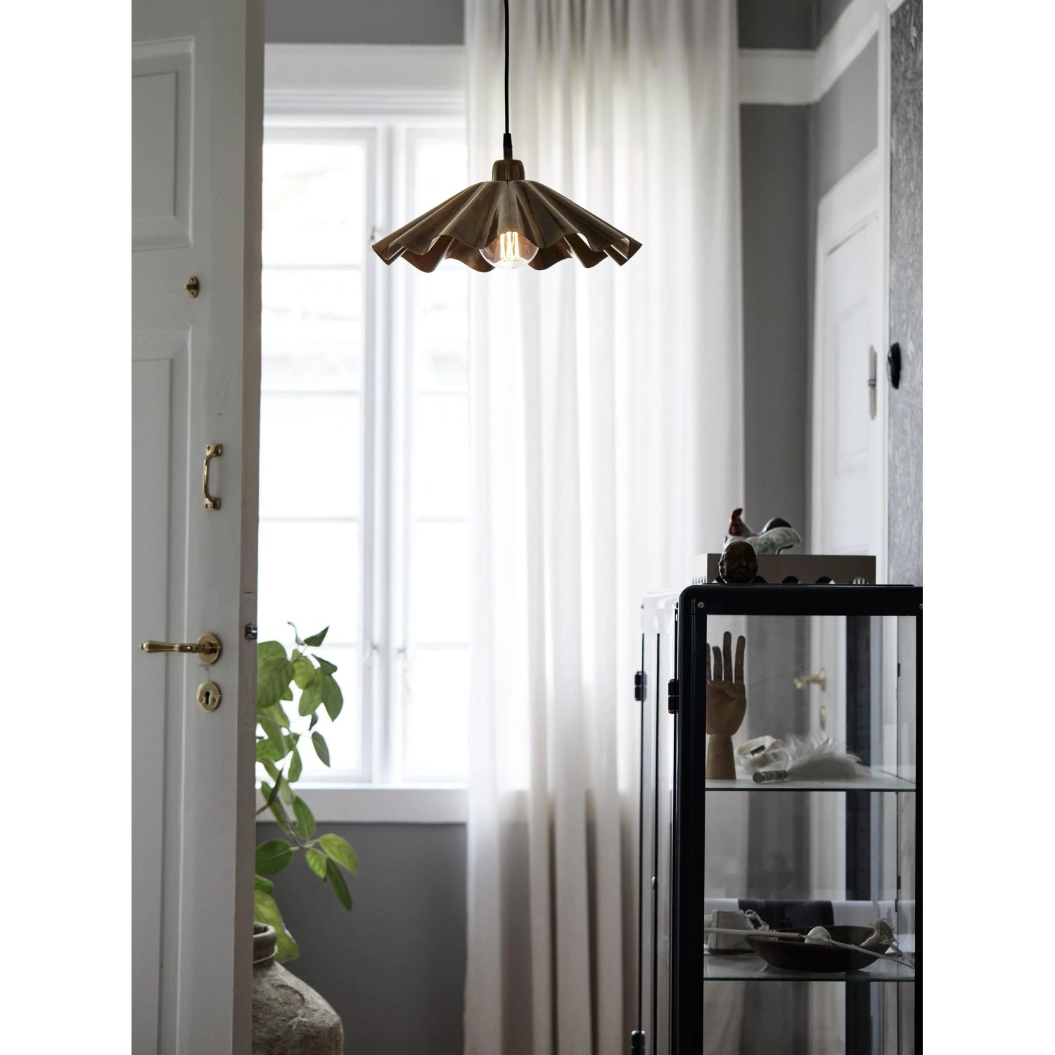 PR Home Aira Pendelleuchte aus Messing, handgefertigt im skandinavischen Design.