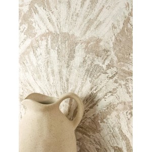 Beige Vliestapete Sanja mit Muschelmuster und Krug im Vintage-Stil.