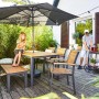 Rechteckiger, brauner Gartentisch Bonlee aus FSC®-Holz mit Sonnenschirmloch und Sitzgelegenheit.