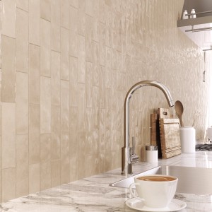 Beige, glänzende Wandfliese Nolita Steingut 6,5x20cm im Retro-Look an Küchenwand.