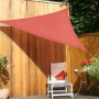 Terracottafarbenes Dreiecksonnensegel aus HDPE, 300x300x300 cm, montiert im Garten.