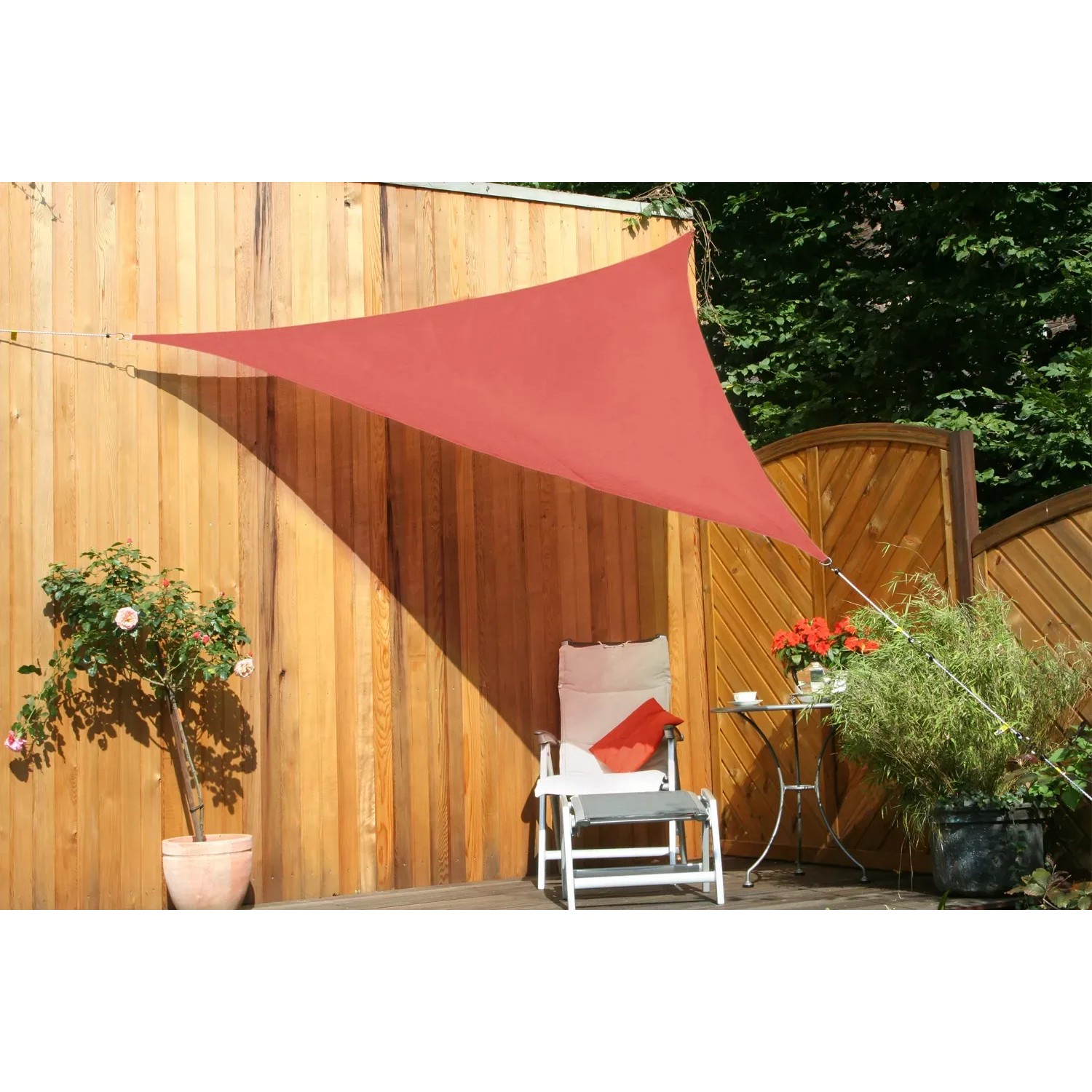 Terracottafarbenes Dreiecksonnensegel aus HDPE, 300x300x300 cm, montiert im Garten.
