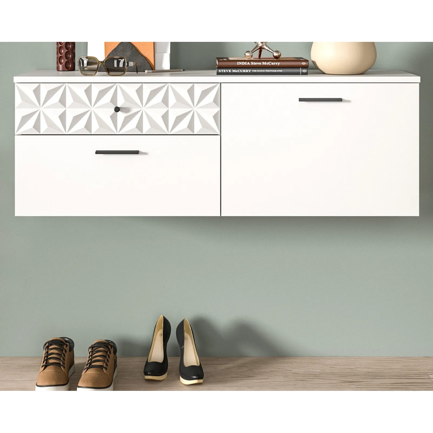 Hängender, weißer Schuhschrank mit 3D-Relief, 110 cm breit. Moderner Schuhkipper für Flur und Diele.