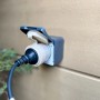 Shelly Smart-Stecker Outdoor Plug S Gen3 Beige an Hauswand, für die Hausautomation im Außenbereich.