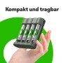 GP Akku-Ladegerät B441 mit 4 AAA-Akkus in Hand, Batterieladegerät für AA/AAA Akkus.