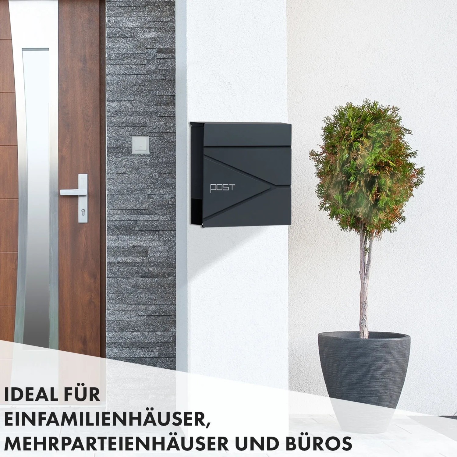 Moderner, anthrazitfarbener KARAT Briefkasten Armand mit Zeitungsfach an weißer Hauswand.