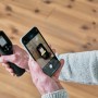 Bosch AdvancedTemp Infrarot-Thermometer bei Messung mit Smartphone. Prüfwerkzeug zur Temperaturmessung.