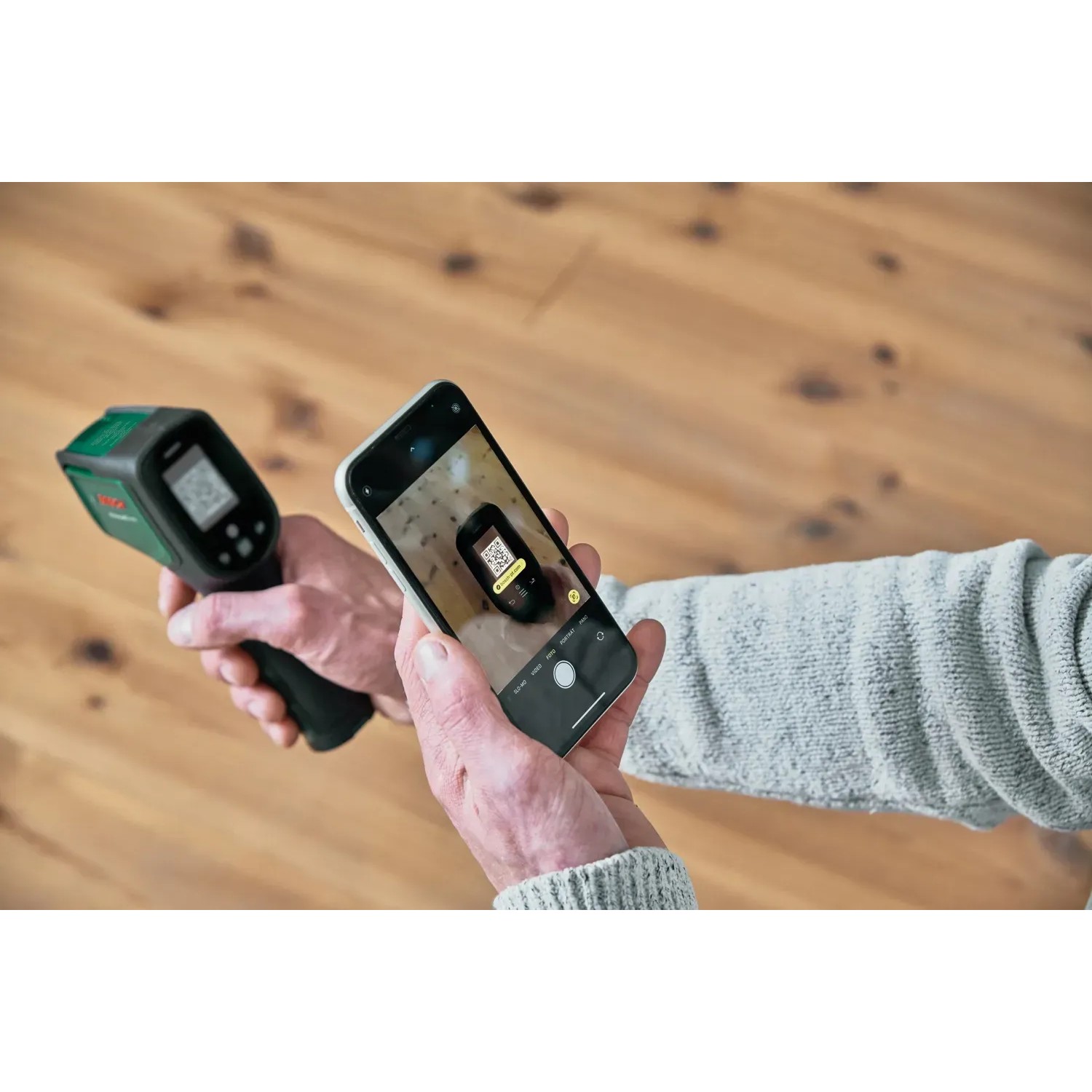 Bosch AdvancedTemp Infrarot-Thermometer bei Messung mit Smartphone. Prüfwerkzeug zur Temperaturmessung.