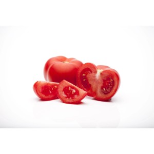 Frische, rote Tomaten der Sorte Harzfeuer, ganz und angeschnitten, auf weißem Grund.