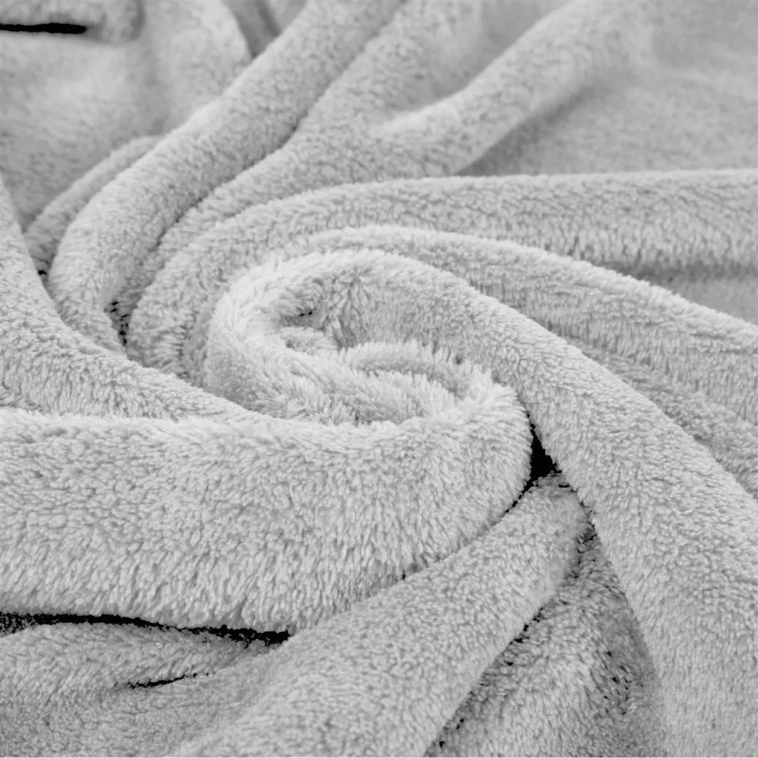 Detailaufnahme: Graue Bestlivings Kuscheldecke mit Ärmeln, weiches Polyester-Material.