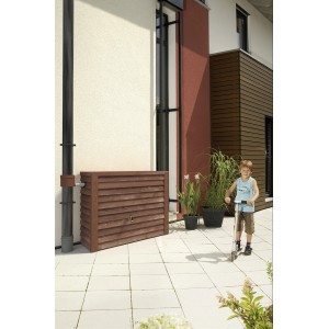 Garantia Regenwasser-Wandtank Woody 350 l Darkwood mit Kind auf Roller vor Hauswand.