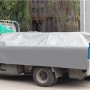 Grau-grüne WOLTU Abdeckplane 3x4 m auf LKW-Ladefläche zum Schutz vor Witterung.