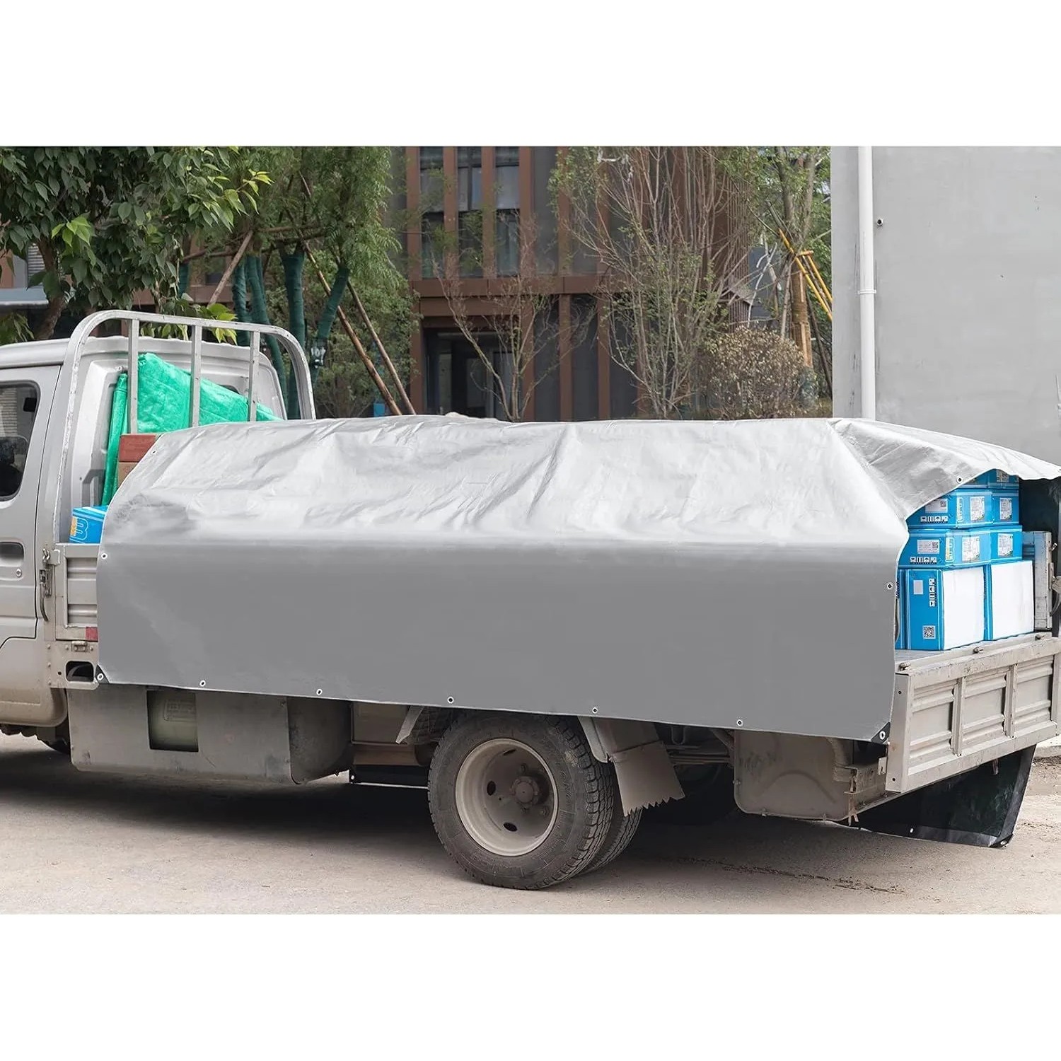 Grau-grüne WOLTU Abdeckplane 3x4 m auf LKW-Ladefläche zum Schutz vor Witterung.