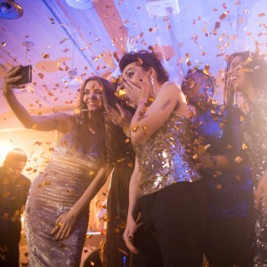 Relaxdays Party Popper Gold: Goldener Konfetti-Regen fällt auf lachende Partygäste. Perfekt für Feiern.