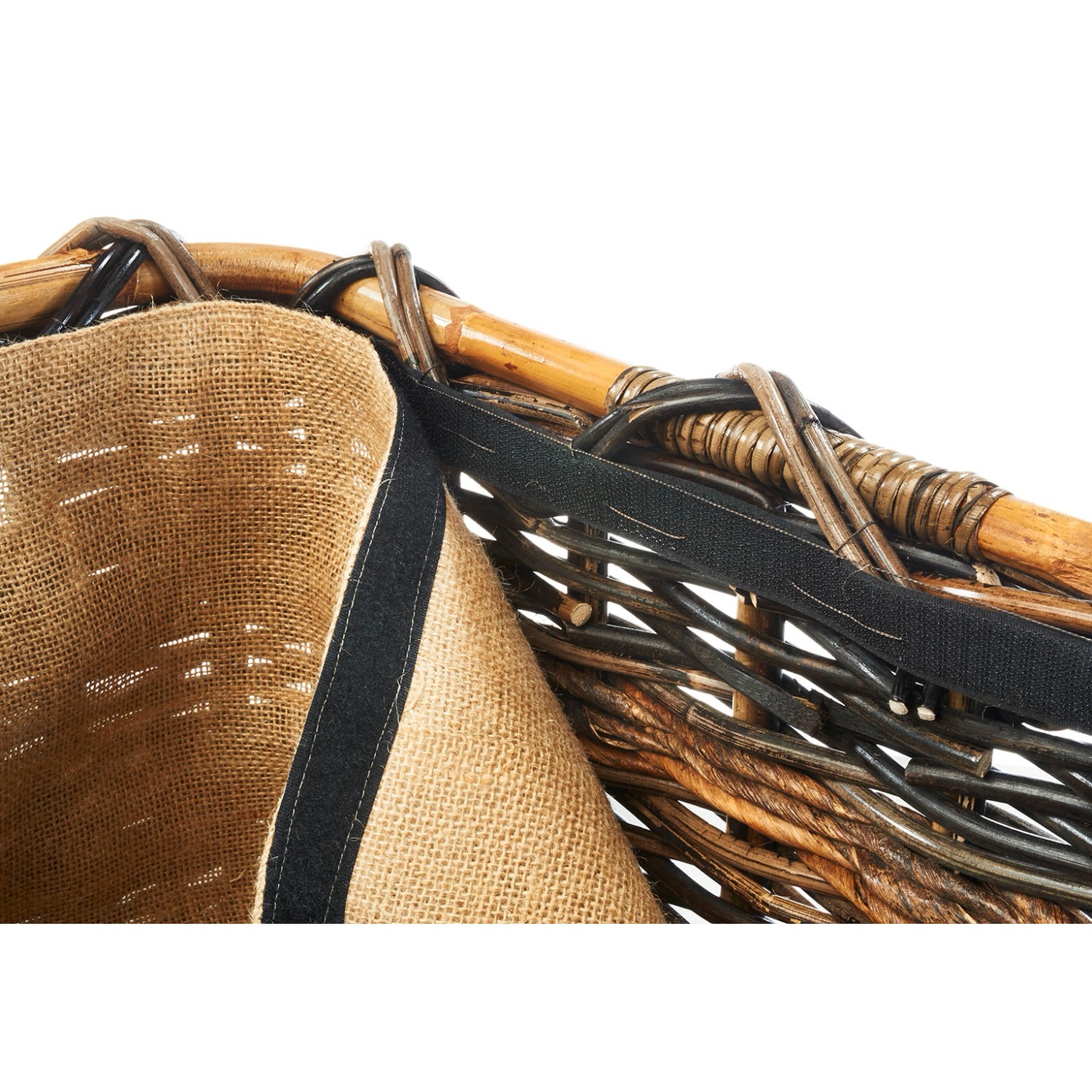 Detailansicht: Kobolo Kaminholztrage aus Rattan und Bananenblatt mit Jutestoff-Futter.