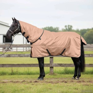 Cappuccino-farbene Pferdedecke (135 cm) aus Polyester für die Pferdepflege.