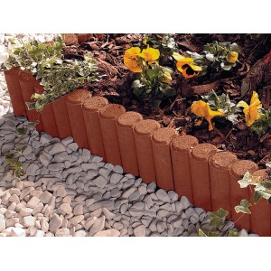 Brauner Rundpalisaden-Randstein aus Beton, 50x25x6 cm, als Beeteinfassung im Garten.