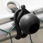 Detailaufnahme: Schwarzer Gummiball zur Befestigung der Plane am Zipper Heimtiergehege.