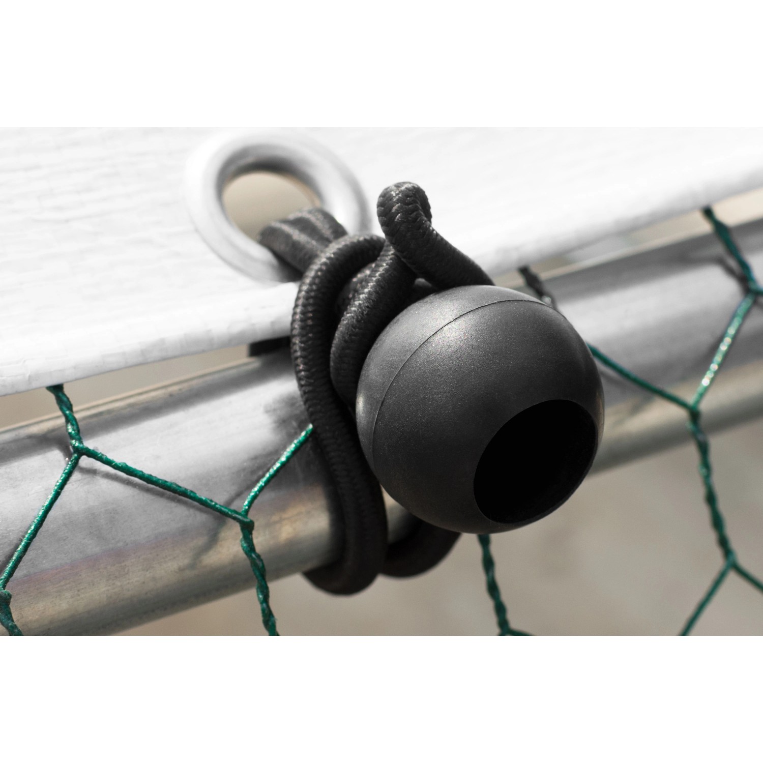 Detailaufnahme: Schwarzer Gummiball zur Befestigung der Plane am Zipper Heimtiergehege.