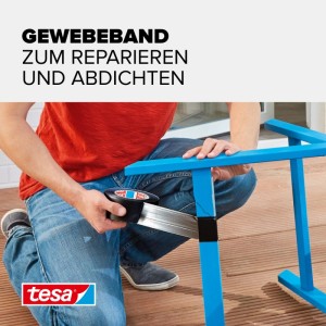 Person repariert blauen Metallrahmen mit schwarzem Tesa Extra Power Universal Gewebeband auf Holzterrasse. Ideal zum Abdichten.