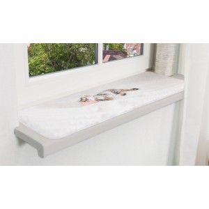 Graue Trixie Liegematte Nani für Fensterbank, 90x28cm. Katze liegt entspannt auf dem Katzenkissen.