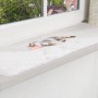 Graue Trixie Liegematte Nani für Fensterbank, 90x28cm. Katze liegt entspannt auf dem Katzenkissen.