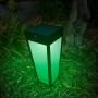 Moderne, mattschwarze Lutec LED Solar Wegeleuchte Dias im Garten.