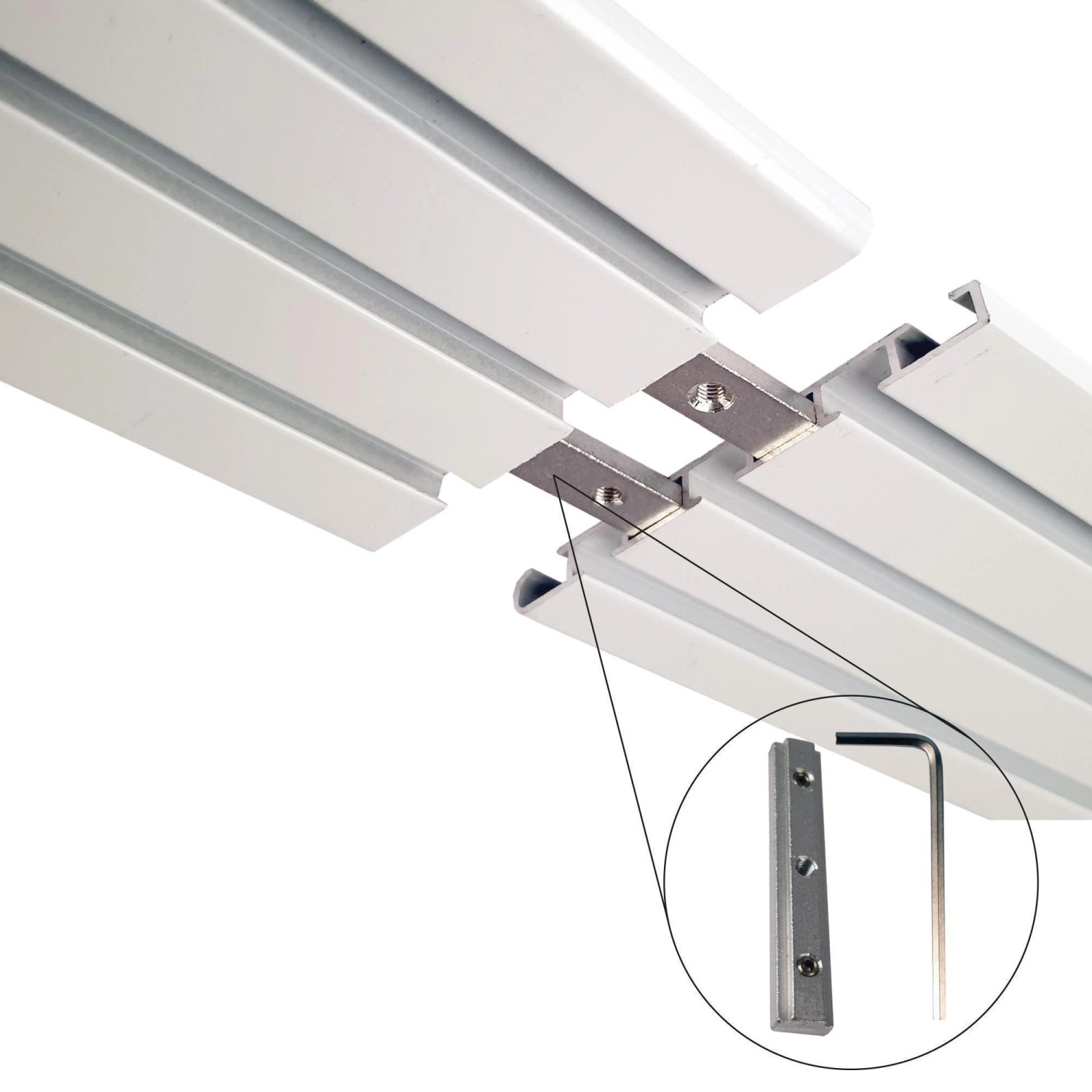 Detailaufnahme: Weiße Bestlivings Gardinenschiene, 3-läufig, Aluminium, mit Verbindungsstück.