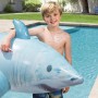 Kind mit blauem Bestway Schwimmtier Hai im Pool, 178x98x53 cm.
