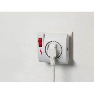 Weißer Zwischenstecker mit Überspannungsschutz, Nachtlicht und Ein/Aus-Schalter.