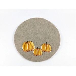 Rundes Boltze Tischset in Braun-Grau mit drei orangefarbenen Kürbissen. Dekorative Tischdecke aus Polyester.