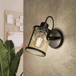 Schwarze Eglo Wandlampe Dellow mit Messingfarbenem Gitter-Schirm. Vintage Wandspot für E27 Leuchtmittel.