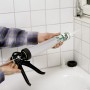 LUX Kartuschenpresse Alu Comfort 310 ml in Anwendung zum Auftragen von Dichtstoff im Badezimmer.