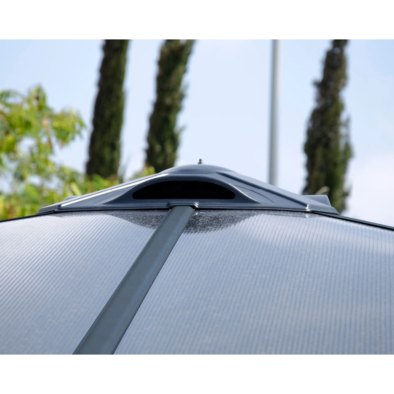 Detailaufnahme des Daches vom Palram Canopia Gartenpavillon Palermo 4.3 x 4.3 in Anthrazit.
