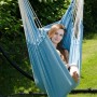 Frau entspannt im AMANKA Hängesessel Pazifik-Blau im Garten.