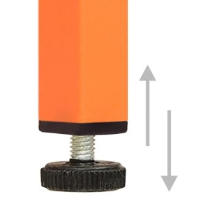 Detailaufnahme: Verstellbarer Fuß des orangen vidaXL Kleiderschranks aus Stahl. Nivellierung für Stabilität.