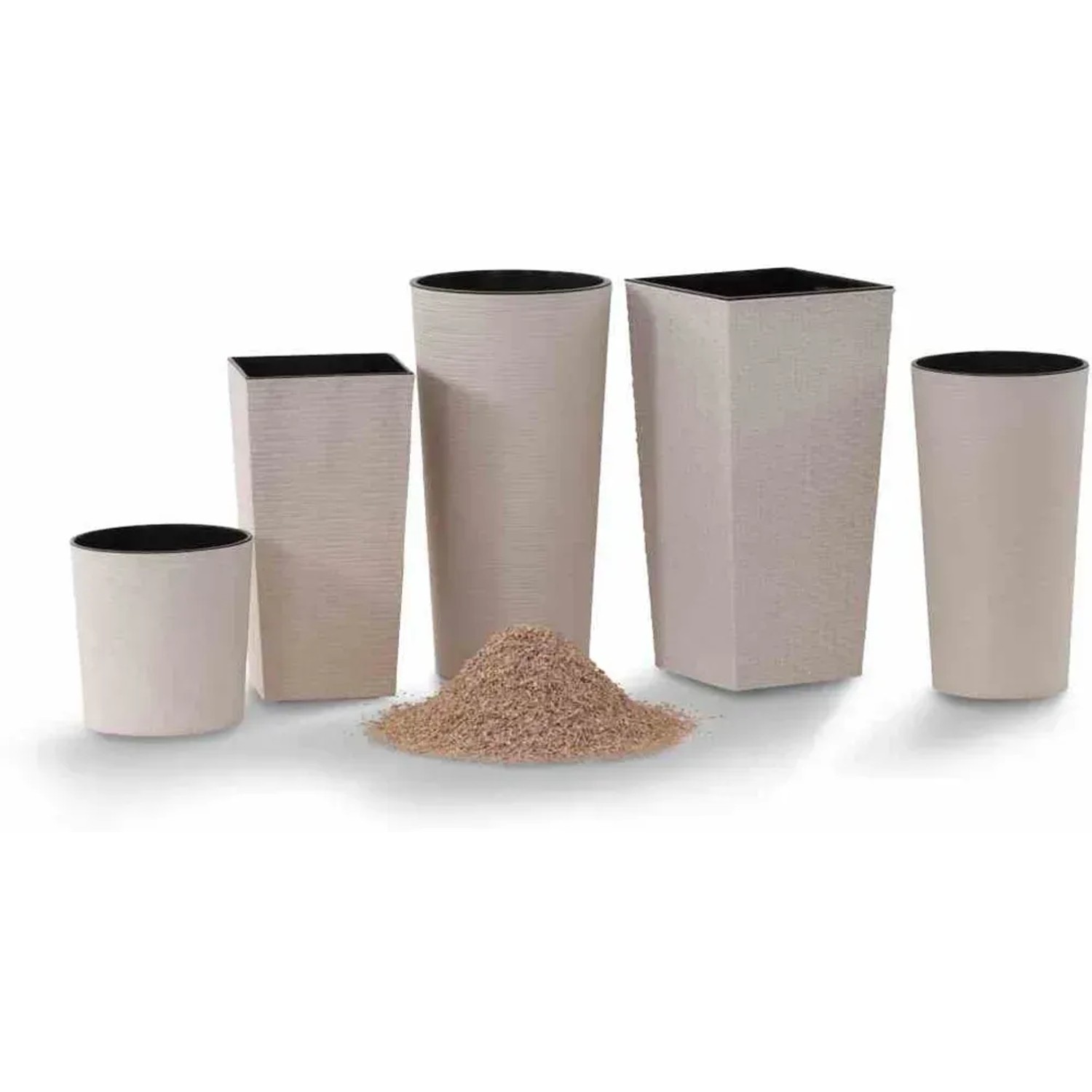 Siena Garden Eco Lens Pflanzgefäße, verschiedene Größen und Formen in Weiß mit Rillenoptik.