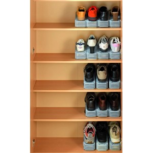 Graue Wenko Schuhhalter im 8er-Set im Schuhschrank zur platzsparenden Aufbewahrung.