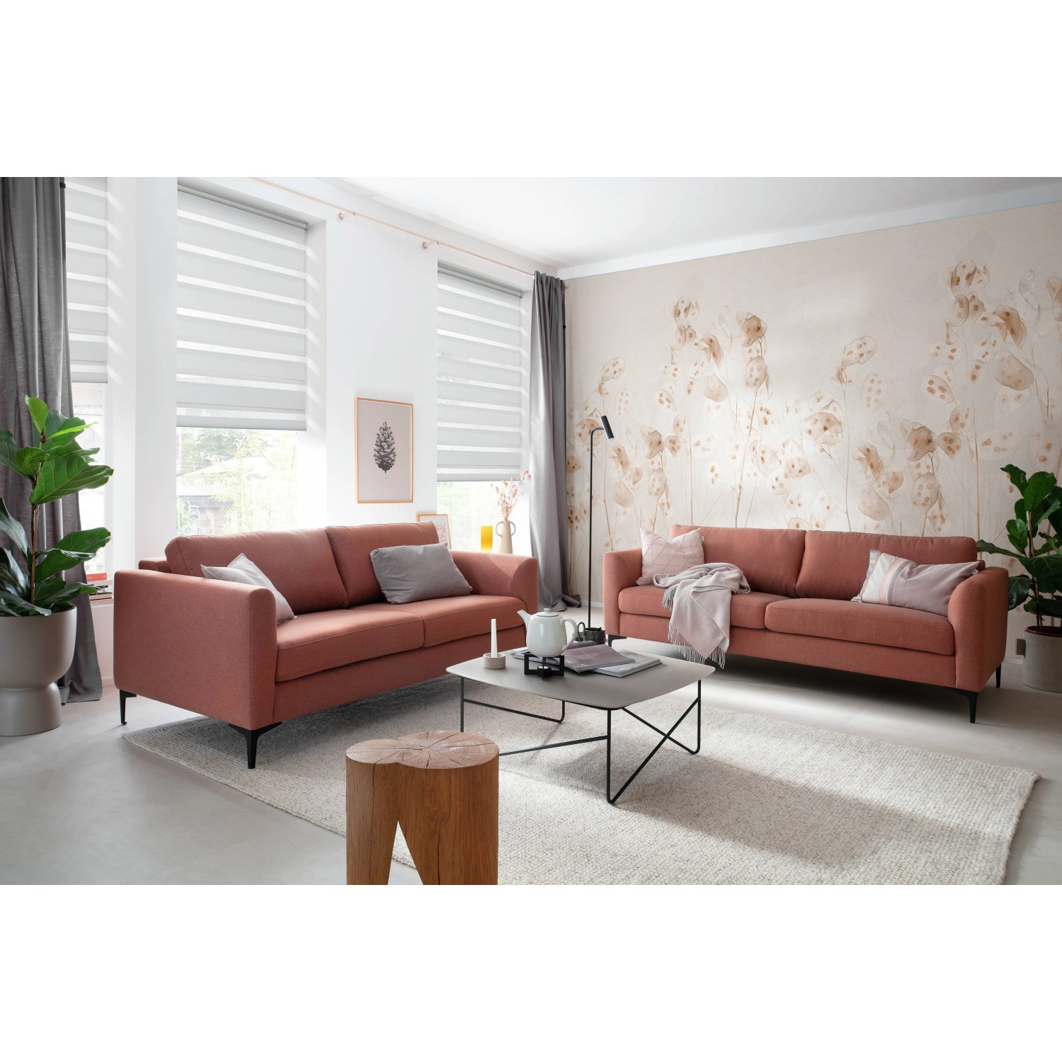 Wohnzimmer mit Schöner Wohnen Doppelrollo in Weiß an den Fenstern für flexible Lichtregulierung.