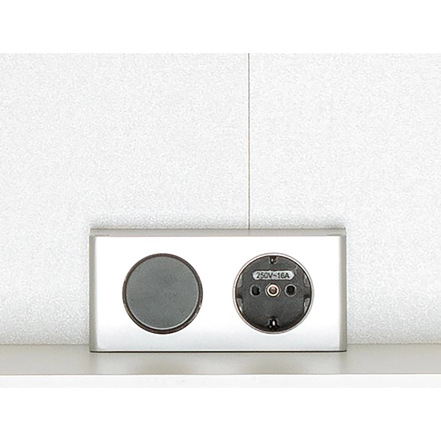 Detailaufnahme: Schalter und Steckdose im Held Möbel 3D-Spiegelschrank Neapel, Graphitgrau.