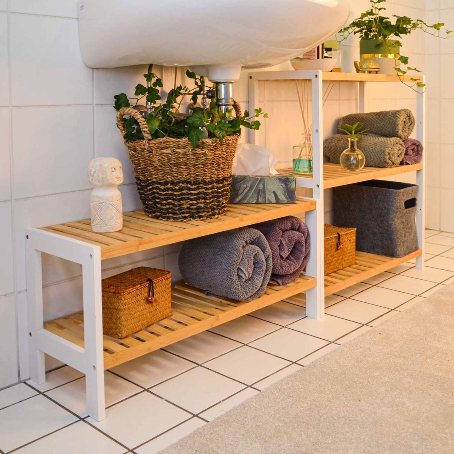 DuneDesign Schuhregal aus Bambus, weiß, mit zwei Ablagen im Badezimmer unter einem Waschbecken.