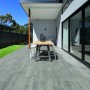 Eurostone Terrassenplatte TimberTwo Grigio, braungraues Feinsteinzeug in Holzoptik auf Terrasse.