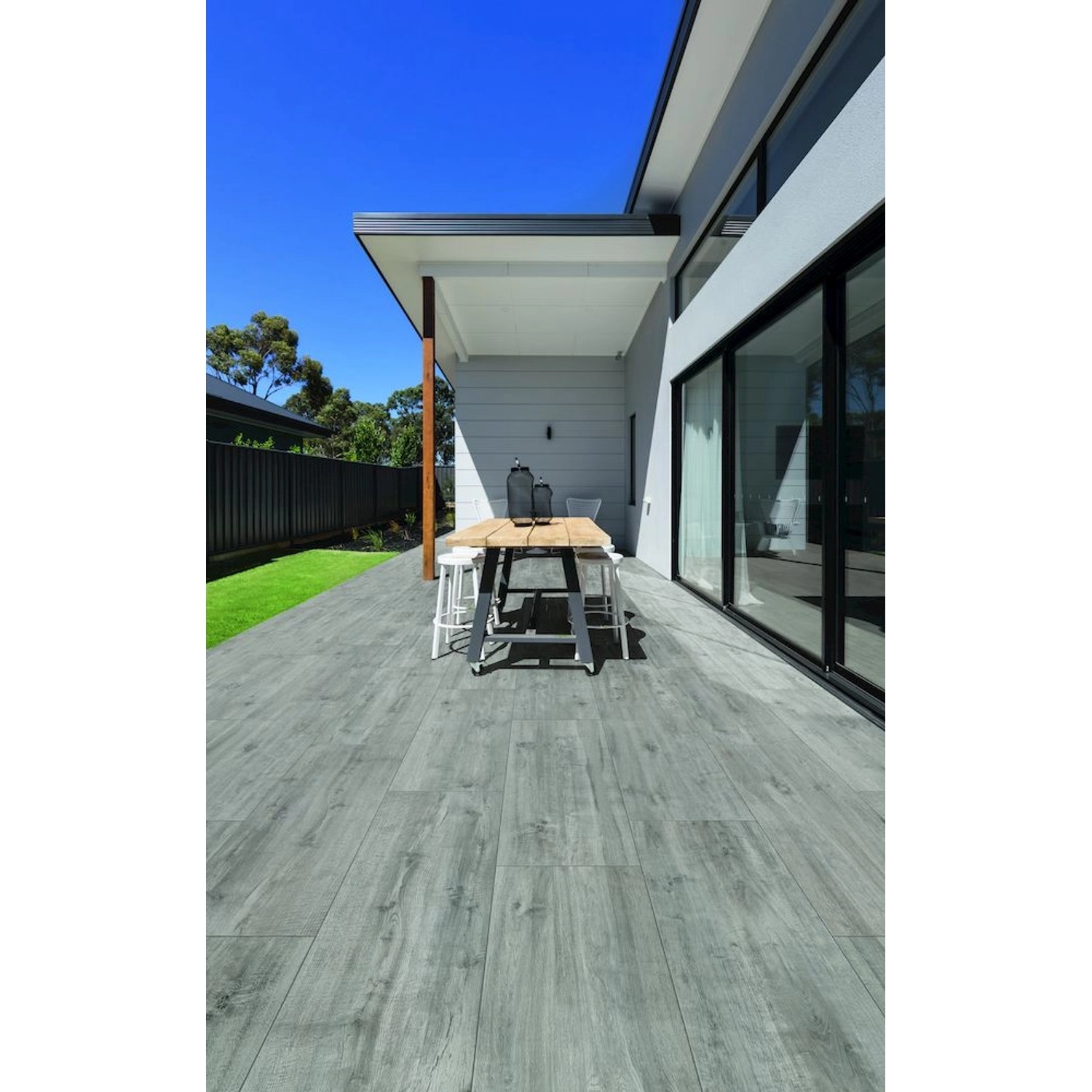Eurostone Terrassenplatte TimberTwo Grigio, braungraues Feinsteinzeug in Holzoptik auf Terrasse.
