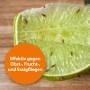 Nahaufnahme einer Limette mit Fruchtfliegen, die von der Ardap Fruchtfliegenfalle angezogen werden.