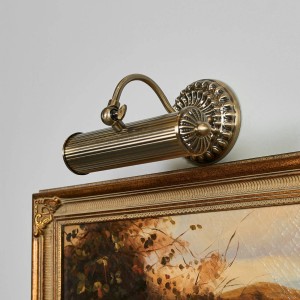 Bronze Wandleuchte Joely im Retro-Stil über einem Gemälde. Antike Wandlampe für Innenräume.