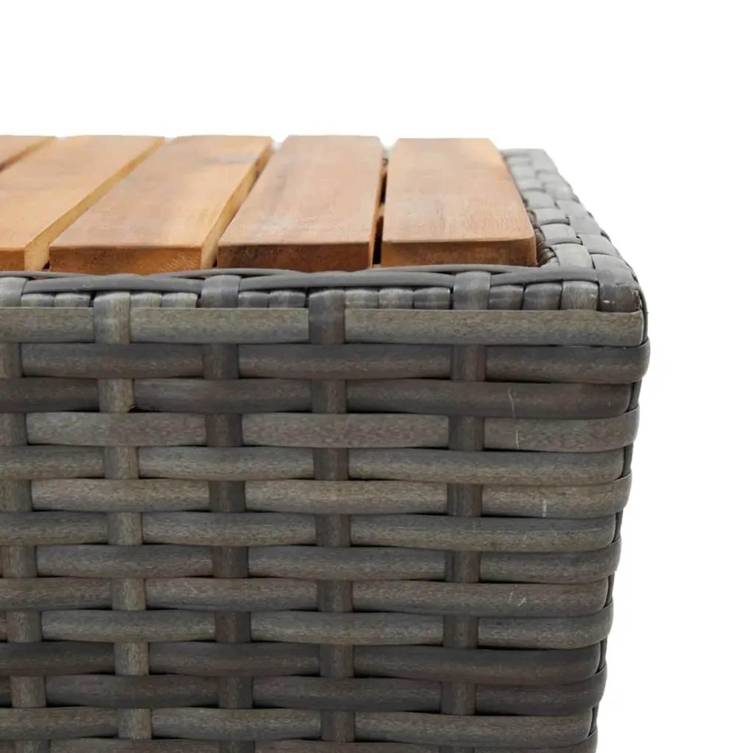 Detailaufnahme Bistro-Set: Graues Poly Rattan, Akazienholz-Tischplatte. Gartenmöbel für Balkon und Terrasse.