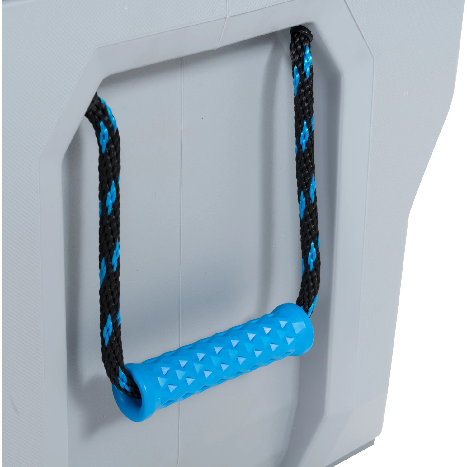 Detailaufnahme: Graue Lifetime Kühlbox mit blauem Tragegriff und Seil. Campingbox mit 73 Liter Volumen.