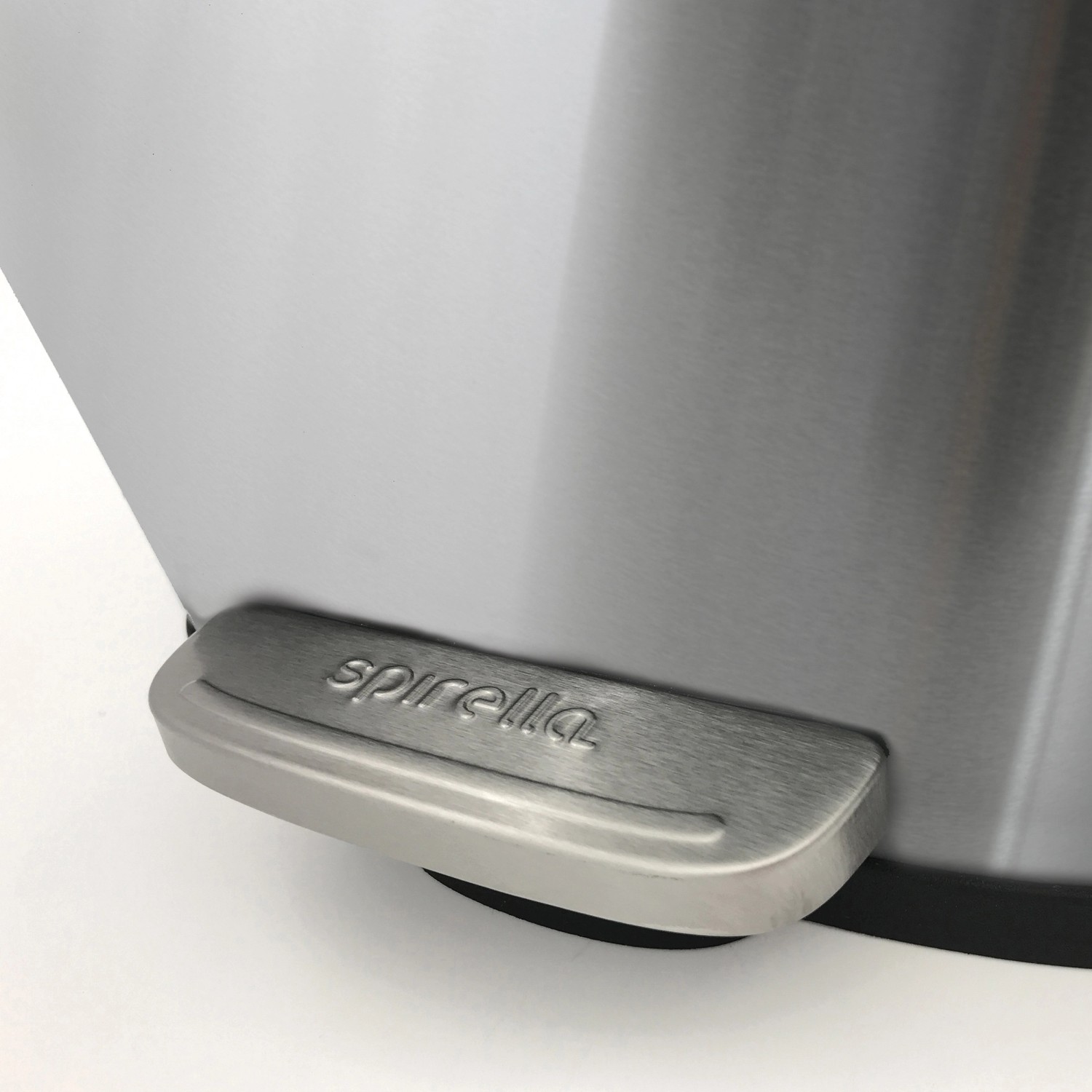Detailaufnahme: Edelstahl Spirella Kosmetikeimer Akira 30L mit Pedal.
