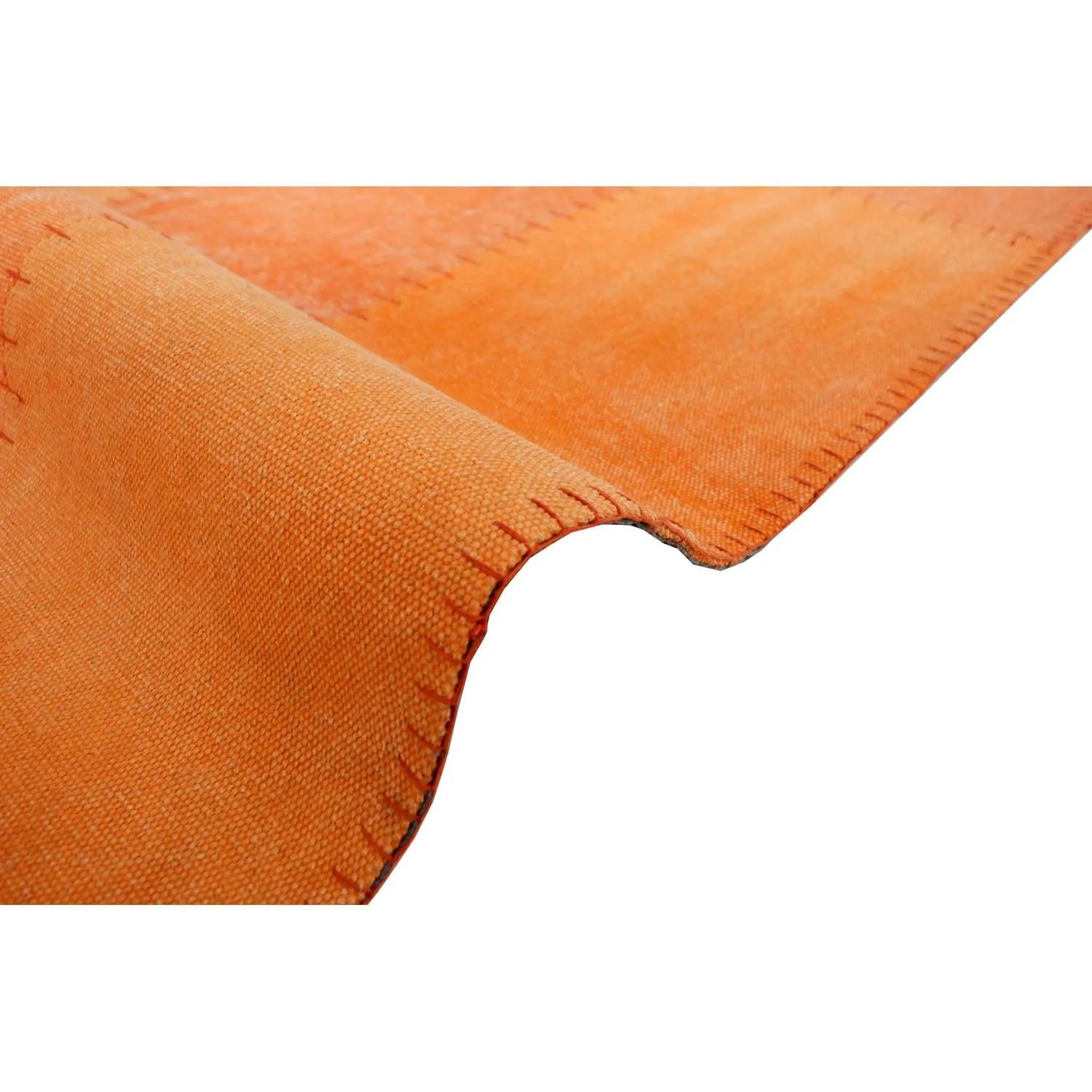 Detailansicht: Handgefertigter, orangefarbener Kurzflor Teppich im Patchwork-Design (160x230 cm).